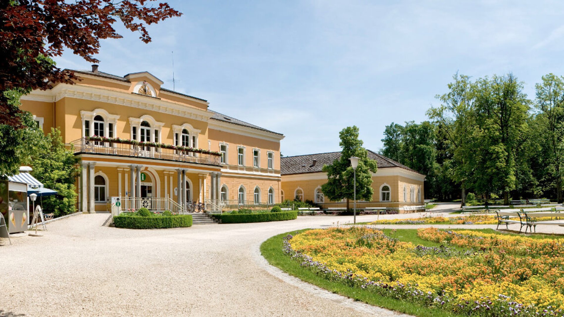 Foto: Tourismusregion Bad Hall-Kremsmünster/Weissenbrunner: Tourismusinformation im ehemaligen Kurhause mitten im Kurpark in Bad Hall