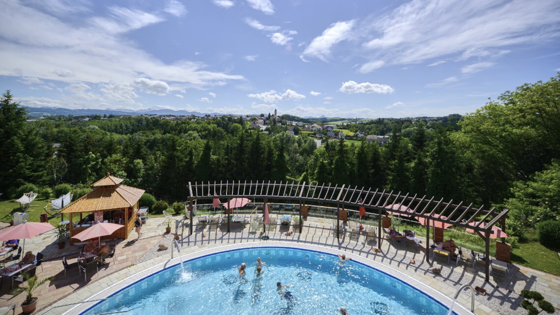 Foto: Oberösterreich Tourismus GmbH/bildstadt: Therme Mediterrana, Aussenpool mit Panorama-Aussicht Pool im Außenbereich mit Liegen rundherum und Blick in die umliegende Landschaft (Wald)